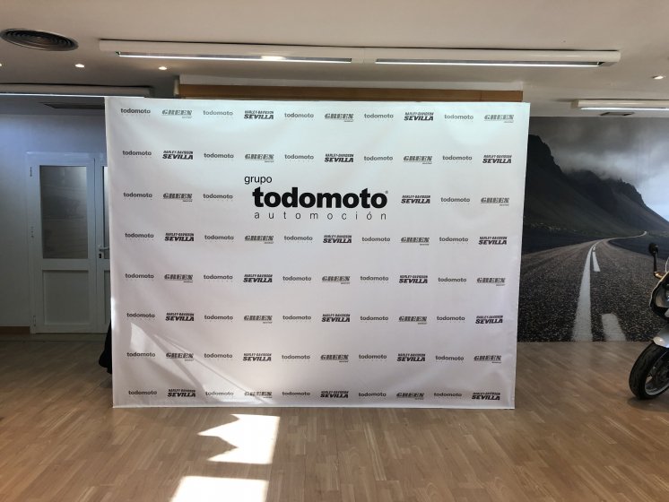 Fotocol en impresión digfital con estructura de aluminio plegable, para BMW todomoto Sevilla