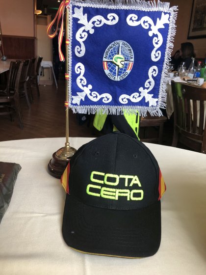 Guión banderín bordado de sobremesa y gorra bordada para Agrupación Motorista Cota Cero Sevilla.