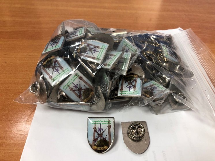 Hermandad de Antiguos Caballeros de la Legión. Pin esmaltados en Sevilla.