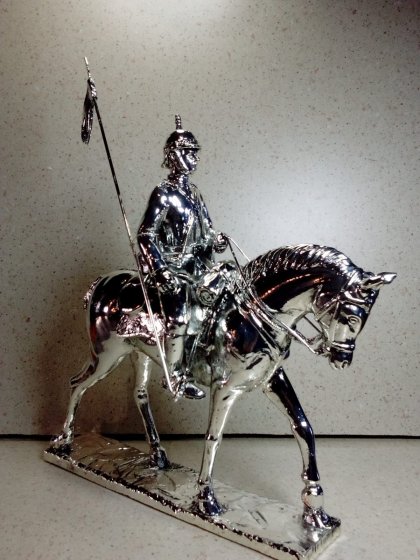 Lancero a caballo del Regimiento de Caballería Sagunto 7 Sevilla, Talla y figura 3D en resina con baño de plata y con peana de madera.
