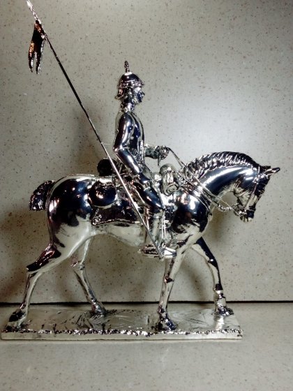 Lancero a caballo del Regimiento de Caballería Sagunto 7 Sevilla, Talla y figura 3D en resina con baño de plata y con peana de madera.