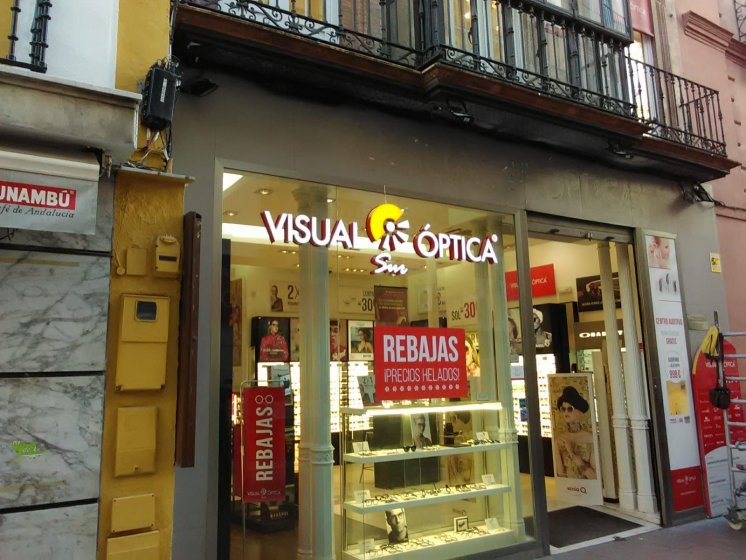 Letras corpóreas en caja de aluminio y frente de metacrilato, e iluminadas con led y pegadas sobre escaparate de cristal en Sevilla para Visual Óptica.