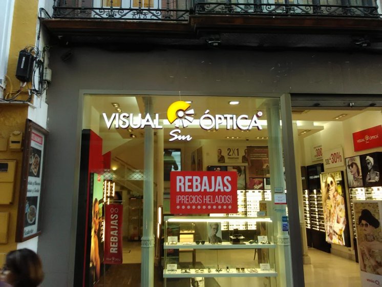 Letras corpóreas en caja de aluminio y frente de metacrilato, e iluminadas con led y pegadas sobre escaparate de cristal en Sevilla para Visual Óptica.