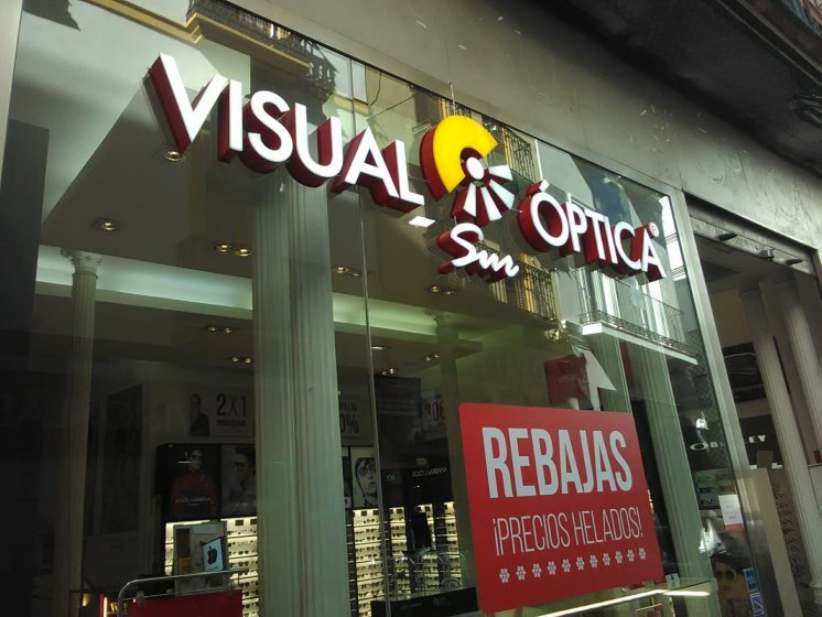 Letras corpóreas en caja de aluminio y frente de metacrilato, e iluminadas con led y pegadas sobre escaparate de cristal en Sevilla para Visual Óptica.