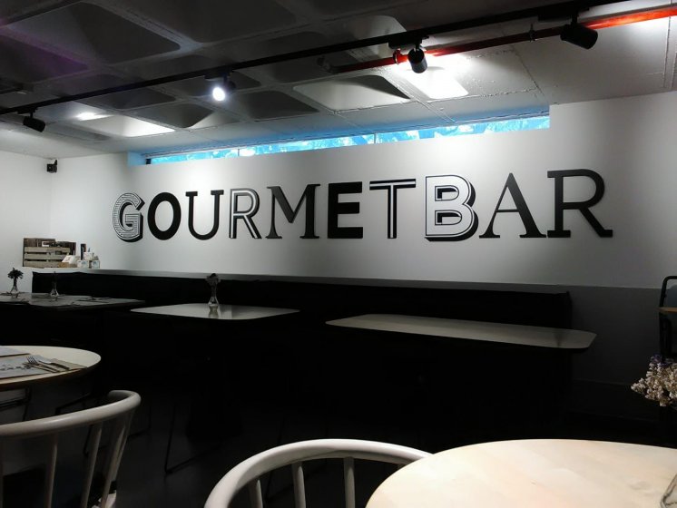 Letras corpóreas en PVC lacado. Gourmetbar Sevilla. Montado para agencia de Publicidad.