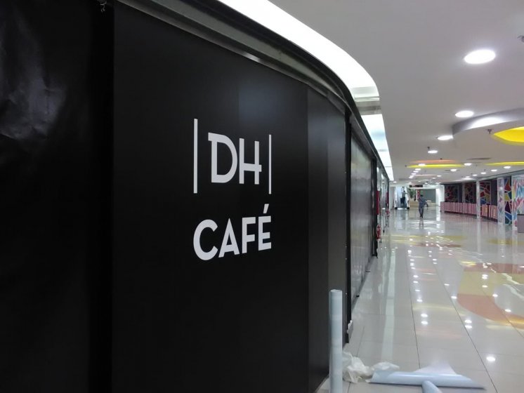 Letras corpóreas en PVC lacados y en madera con musgo natural para DH Café en Sevilla.