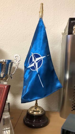 Mini Bandera de sobremesa en tela de raso y bordada de la OTAN. Sevilla