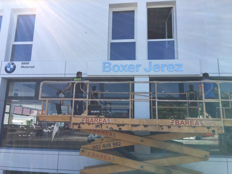 Montaje de caja y banderola para BMW Motos en Boxer Jerez en Cádiz.