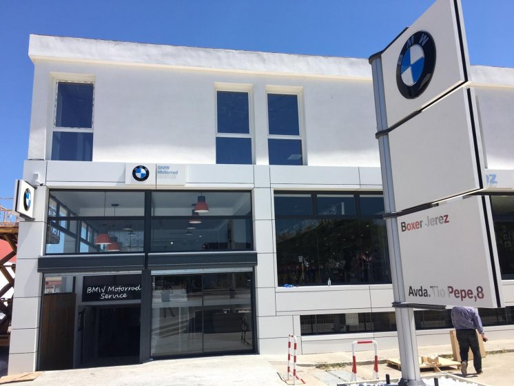 Montaje de caja y banderola para BMW Motos en Boxer Jerez en Cádiz.