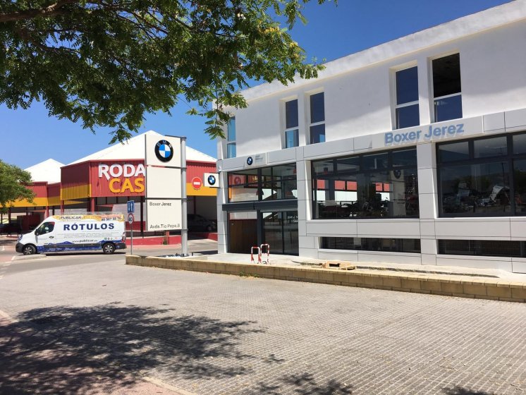 Montaje de Rótulo Totém banderola para BMW Motos en Boxer Jerez en Cádiz.