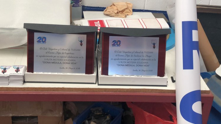 Placa conmemorativa en impresión digital personalizada para la Ruta solidaria Dona Médula Sevilla.