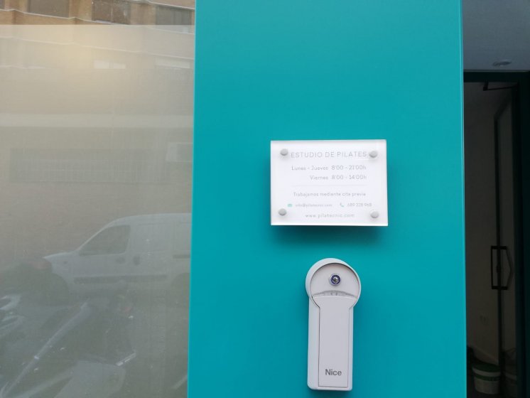 Placa de metacrilato de 8 mm rotulada con vinilo para fachada. Pilatecnic Sevilla. 