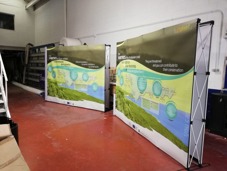 Pop up con estructura de aluminio y gráfica a doble cara en glaspa laminada. Para La Consejería de Medio Ambiente de la Junta de Anadlucía en Sevilla. Trabajos para la agencia Arte Marketing