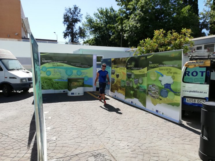 Pop up, roll up con estructura de aluminio y gráfica a doble cara en glaspa laminada. Para La Consejería de Medio Ambiente de la Junta de Anadlucía en Sevilla. Trabajos para la agencia Arte Marketing