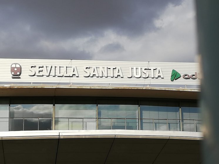 Reparación de letras corpóreas en Estación de Renfe de santa Justa en Sevilla.