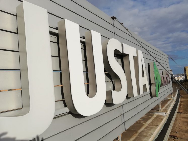 Reparación de letras corpóreas en Estación de Renfe de santa Justa en Sevilla.