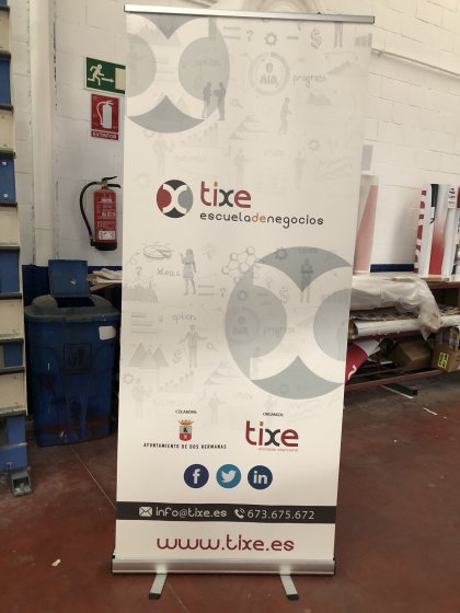 Roll up con gráfica para Tixe asociación de empresarios de Dos Hermanas en Sevilla.