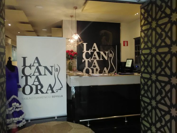 Roll up con gr&aacute;fica de poli&eacute;ster en alta calidad. La Cantaora en Sevilla.