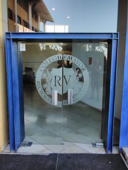 Rotulación de cristales en Colegio Mayor de Sevilla.