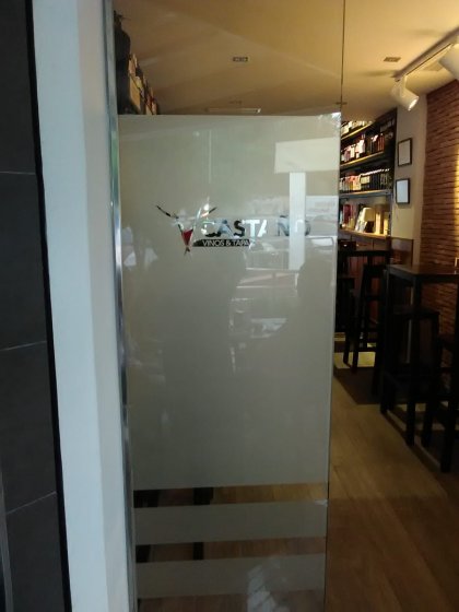 Rotulación y decoración de cristal en vinilo ácido. Castaño, vinios y tapas en Dos Hermanas Sevilla.