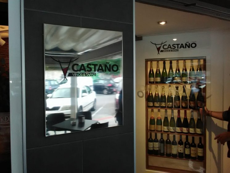 Rotulación y decoración de cristal en vinilo ácido. Castaño, vinios y tapas en Dos Hermanas Sevilla.