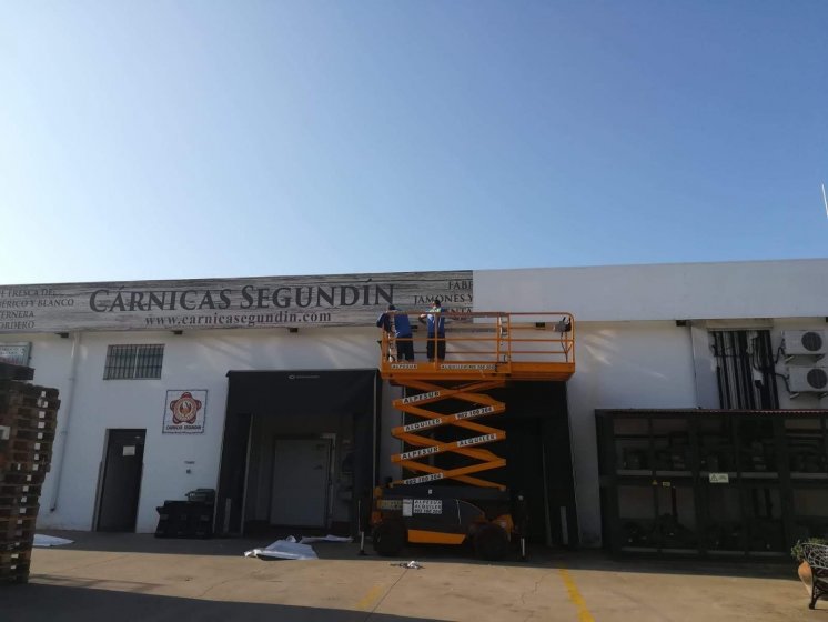 Rotulación de frontal en vinilos laminados. Fábrica de Segundín en Aracena Huelva.