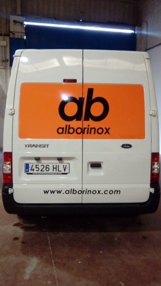 Rotulación de furgoneta con vinilos de corte. Alborinox en Dos Hermanas Sevilla.