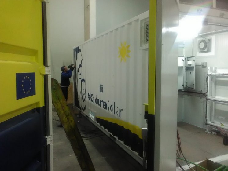 Rotulación de un lote de 13 contenedores container en vinilo de corte especial para Kaduna Solar. Fabricados por Proinsener Sevilla.