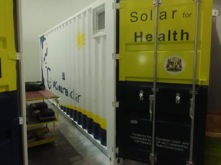 Rotulación de un lote de 13 contenedores container en vinilo de corte especial para Kaduna Solar. Fabricados por Proinsener Sevilla.