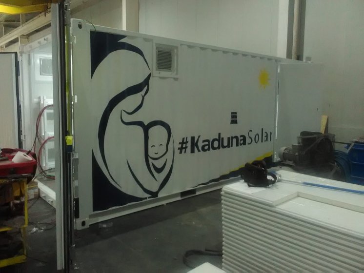 Rotulación de un lote de 13 contenedores container en vinilo de corte especial para Kaduna Solar. Fabricados por Proinsener Sevilla.