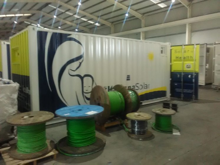Rotulación de un lote de 13 contenedores container en vinilo de corte especial para Kaduna Solar. Fabricados por Proinsener Sevilla.