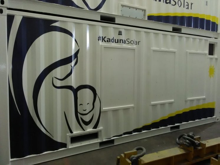 Rotulación de un lote de 13 contenedores container en vinilo de corte especial para Kaduna Solar. Fabricados por Proinsener Sevilla.