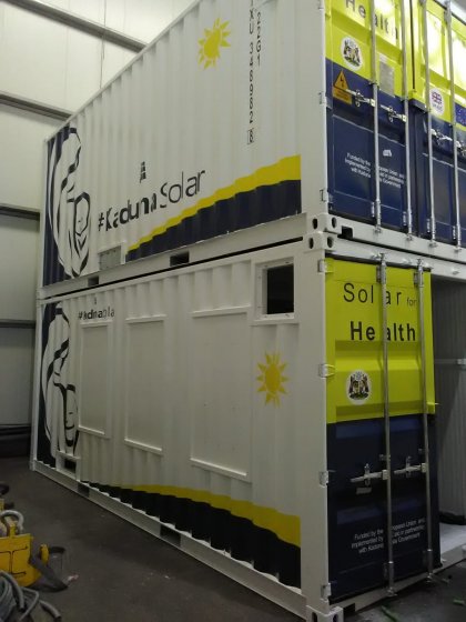 Rotulación de un lote de 13 contenedores container en vinilo de corte especial para Kaduna Solar. Fabricados por Proinsener Sevilla.