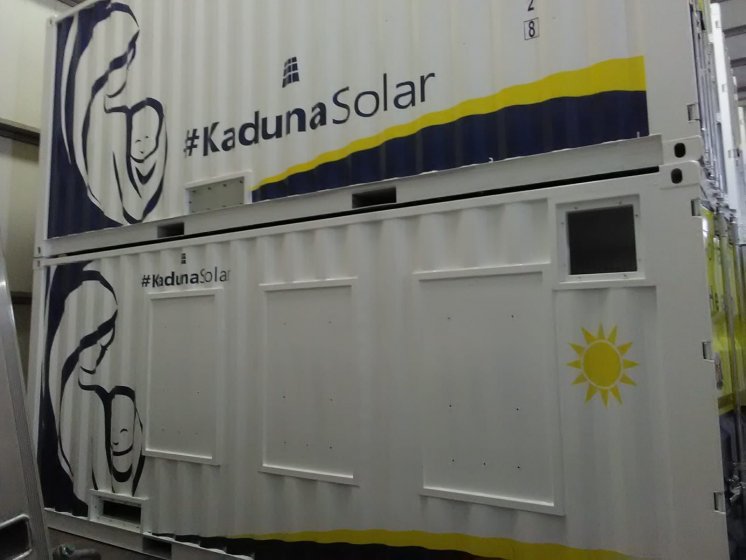 Rotulación de un lote de 13 contenedores container en vinilo de corte especial para Kaduna Solar. Fabricados por Proinsener Sevilla.