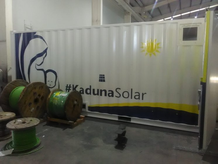 Rotulación de un lote de 13 contenedores container en vinilo de corte especial para Kaduna Solar. Fabricados por Proinsener Sevilla.