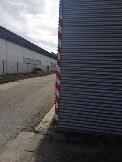 Rotulación de señalización reflectante para entrada y salida de vehículos. Inurviauto Placas del Sur en Sevilla.