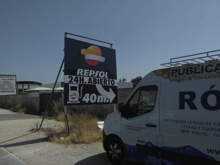 Rotulación de valla Repsol en Sevilla.