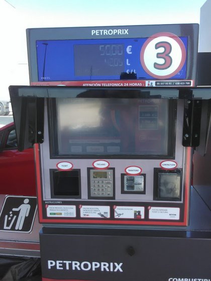 Rotulaci&oacute;n en vinilo personalizado de Surtidores de gasolina para Petroprix en Sevilla.