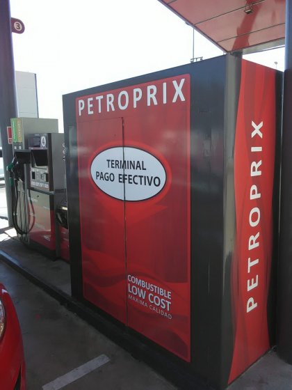 Rotulación en vinilo personalizado de Surtidores de gasolina para Petroprix en Sevilla.