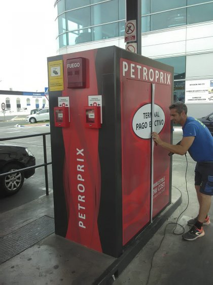 Rotulación en vinilo personalizado de Surtidores de gasolina para Petroprix en Sevilla, Granada, Almería, Málaga, Cádiz y Córdoba.