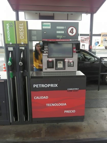 Rotulación en vinilo personalizado de Surtidores de gasolina para Petroprix en Sevilla, Granada, Almería, Málaga, Cádiz y Córdoba.