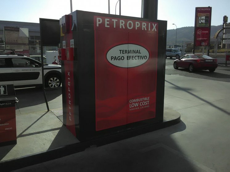 Rotulación en vinilo personalizado de Surtidores de gasolina para Petroprix en Sevilla, Granada, Almería, Málaga, Cádiz y Córdoba