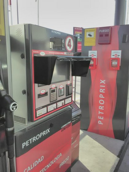 Rotulación en vinilo personalizado de Surtidores de gasolina para Petroprix en Sevilla, Granada, Almería, Málaga, Cádiz y Córdoba