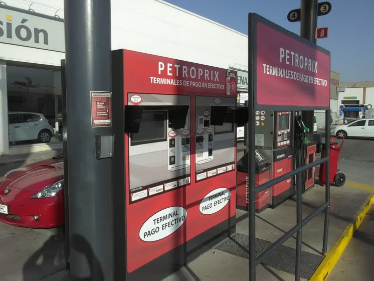 Rotulación en vinilo personalizado de Surtidores de gasolina para Petroprix en Sevilla, Granada, Almería, Málaga, Cádiz y Córdoba