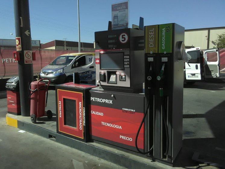 Rotulaci&oacute;n en vinilo personalizado de Surtidores de gasolina para Petroprix en Sevilla, Granada, Almer&iacute;a, M&aacute;laga, C&aacute;diz y C&oacute;rdoba