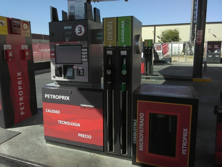 Rotulación en vinilo personalizado de Surtidores de gasolina para Petroprix en Sevilla, Granada, Almería, Málaga, Cádiz y Córdoba