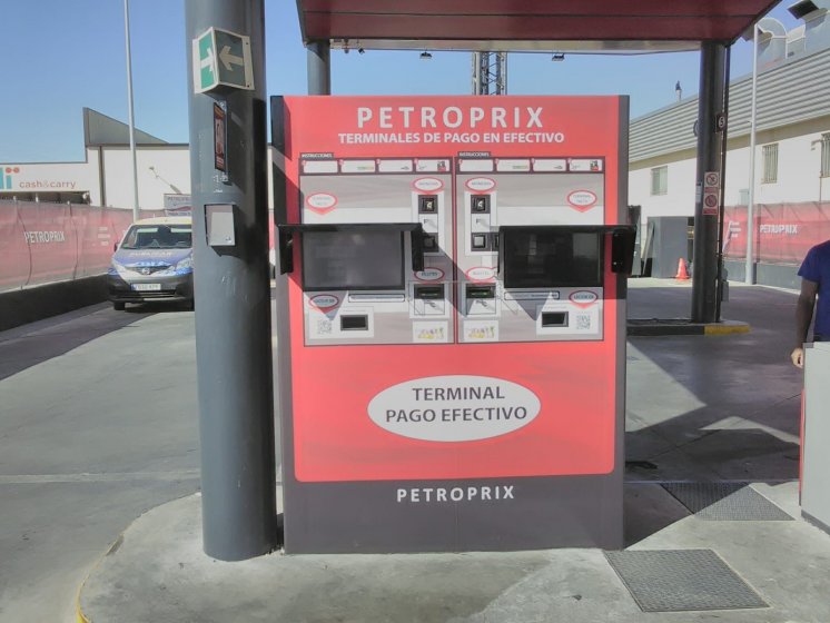 Rotulación en vinilo personalizado de Surtidores de gasolina para Petroprix en Sevilla, Granada, Almería, Málaga, Cádiz y Córdoba