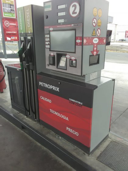 Rotulación en vinilo personalizado de Surtidores de gasolina para Petroprix en Sevilla, Granada, Almería, Málaga, Cádiz y Córdoba.