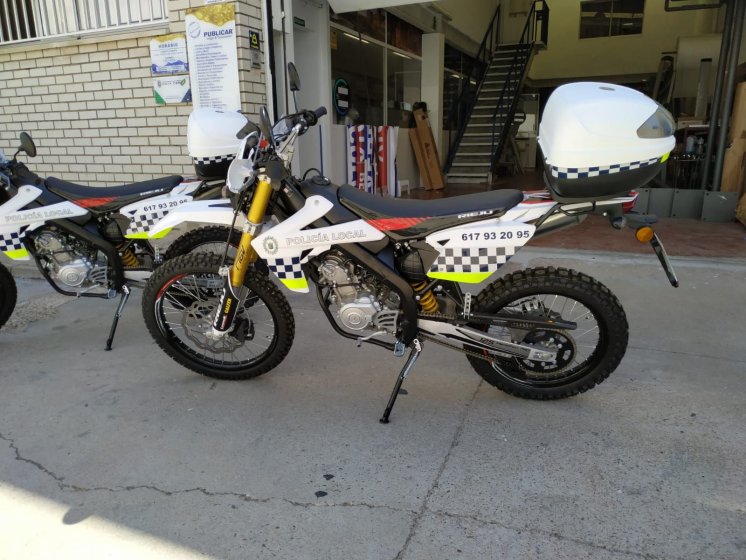 Rotulación en vinilos reflectantes homologados, para las motocicletas de la Policía loocal del Ayuntamiento de Castilblanco de los Arroyos en Sevilla