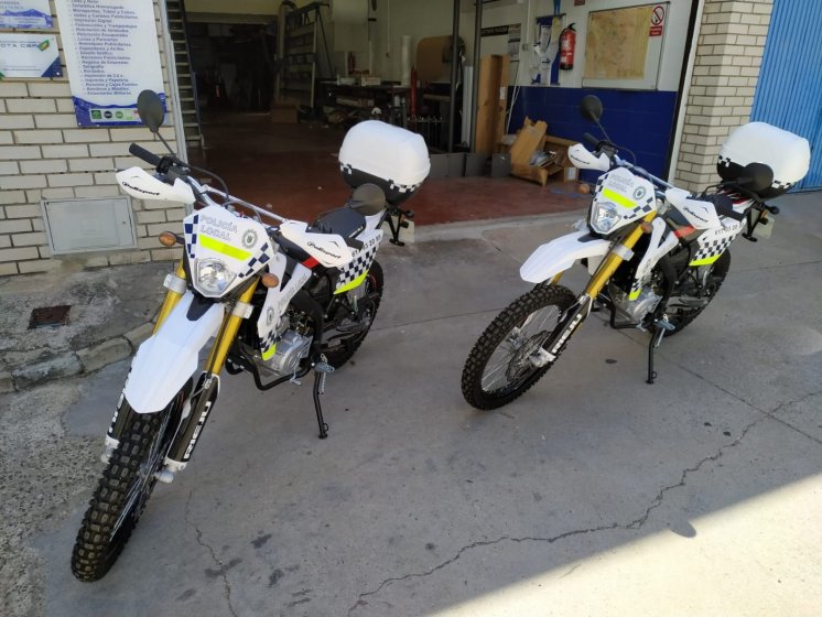 Rotulación en vinilos reflectantes homologados, para las motocicletas de la Policía loocal del Ayuntamiento de Castilblanco de los Arroyos en Sevilla